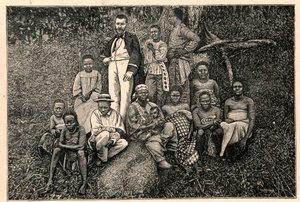 ब्रेज़ा के खोजकर्ता पियरे सवोर्गन (1852-1905) और गैबॉन में दो गिनी (दो गिनी) के अपोस्टोलिक विक्टोरेट से स्वदेशी लोगों का एक समूह। लुई-यूजीन (लुई यूजीन) लौवेट द्वारा "लेस मिशन कैथोलिक्स औ XIXeme सिकल" में उत्कीर्णन। जनसंपर्क द्वारा अनाम अनाम