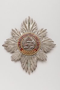 यूनाइटेड किंगडम - ऑर्डर ऑफ द बाथ: जॉर्ज IV (1762-1830), रीजेंट, इंग्लैंड के तत्कालीन राजा (1820-1830) से संबंधित नाइट की पट्टिका - रुंडेल, ब्रिज और रुंडेल द्वारा निर्मित, लंदन - 1813 - सोना, चांदी, हीरे और एनामेल्स - एच 11.9 सेमी; डब्ल्यू 10,6 सेमी; वजन: द्वारा अनाम अनाम