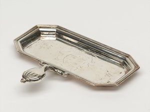कैंडल स्नफ़र ट्रे, आयुध बोर्ड, c.1696 (ट्रे, स्नफ़र) द्वारा एंथोनी नेलमे
