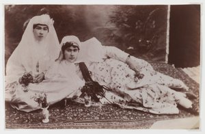 गुलदस्ते के साथ पोज देती महिलाएं (सिल्वर एल्बम फोटो)
