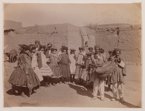 आदिवासी वेशभूषा में महिलाओं का समूह (सिल्वर एल्बम प्रिंट)