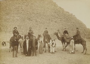 गीज़ा, मिस्र में पर्यटकों का परिवार द्वारा एंटोनियो बीटो