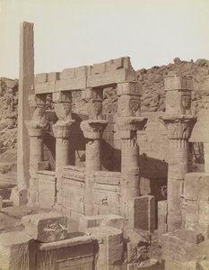फिलै, पश्चिमी कोलोनेड के दक्षिणी छोर के उत्तर-पूर्व से और आइसिस के मंदिर में नेकटेनबो के पोर्च का दृश्य द्वारा एंटोनियो बीटो