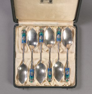 मूल बॉक्स में छह चम्मच का सेट, निर्माता लिबर्टी और कंपनी, c.1895-1910