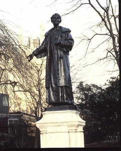 एम्मेलिन पंकहर्स्ट की मूर्ति (1857-1928) 1930 (कांस्य)