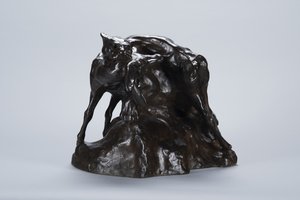 प्यूमा कैरिंग डियर शव, c.1900 (कांस्य)