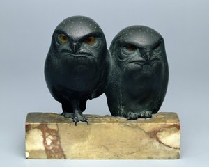 दो उल्लू, 1903-04 (कांस्य और गोमेद)