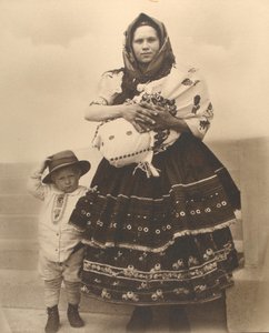 स्लोवाक महिला और बच्चे, c.1910 द्वारा ऑगस्टस एफ शर्मन