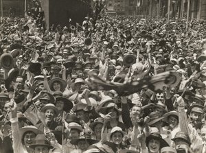 11 नवंबर 1918 को मार्टिन प्लेस में भीड़, सेना के दस्तखत की खबर का जश्न मनाते हुए द्वारा ऑस्ट्रेलियाई फोटोग्राफर