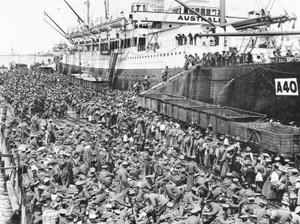 1940 में A40 HMAT सिरेमिक पर पोर्ट मेलबोर्न में घूमने वाले सैनिक