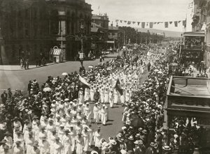 किंग विलियम स्ट्रीट, एडिलेड, दक्षिण ऑस्ट्रेलिया, नवंबर 1918 के साथ शांति दिवस मार्च आयोजित करती महिलाएं द्वारा ऑस्ट्रेलियाई फोटोग्राफर