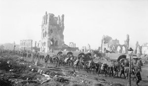 Ypres, बेल्जियम। 18 अक्टूबर 1917. पैक खच्चरों ने इन्फैंट्री के साथ आपूर्ति की। 18 अक्टूबर 1917 की पृष्ठभूमि में शेल क्षतिग्रस्त इमारतों पर ध्यान दें