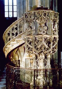 Pilgrams Pulpit, चर्च के चार पिताओं के बस्तों से सजा हुआ, चार भौतिकविज्ञानी स्वभाव का प्रतिनिधित्व करने वाले धर्मशास्त्री, मूर्तिकार खुद नीचे एक खिड़की से एंटोन Pilgr द्वारा बाहर दिखता है