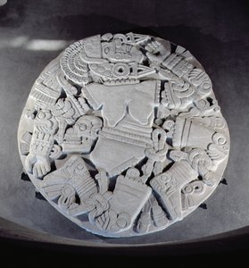 तेनोच्तितलान में जुड़वाँ पिरामिड, लेट पोस्ट क्लासिक पीरियड (1300-1521) के पैर में पाए जाने वाले चंद्रमा देवी कोयोलक्सौक्वी के विघटन की नक्काशी (देखें 97326)