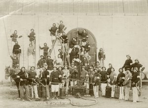 Zichron Yaacov, c.1898-1900 पर फायरमैन का एक समूह शॉट द्वारा बर्नार्ड एडेलस्टीन