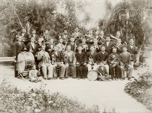 ऑर्केस्ट्रा समूह ने Zichron Yaacov, c.1898-1900 पर शूटिंग की द्वारा बर्नार्ड एडेलस्टीन