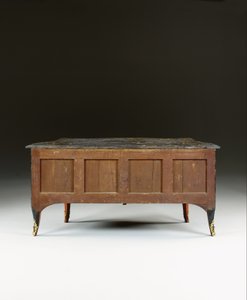 लुई XV कमोड, c.1740 (ऑर्मोलु-माउंटेड चाइनीज ब्लैक, पॉलीक्रोम और गिल्ट लाह, सर्पेन्टाइन, मार्बल और वर्निस)