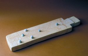 गेम बोर्ड के टुकड़े के साथ खेल बोर्ड से, Beit Mirsim, जॉर्डन, c.2000-1700 BC (चूना पत्थर) से