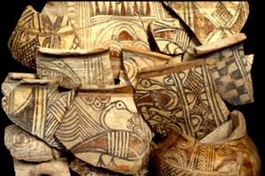 तेल कासिल, इज़राइल, c.1099-900 ईसा पूर्व (चीनी मिट्टी) से मछली और पक्षियों के विशिष्ट रंग डिजाइनों के साथ सजाया गया फिलिस्तीन का बर्तन