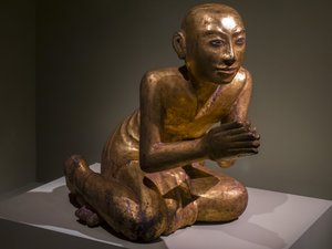 प्रार्थना में भिक्षु घुटने टेकते हैं। बर्मा