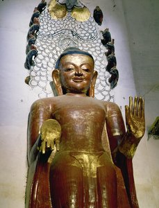 खड़ी बुद्ध की मूर्ति