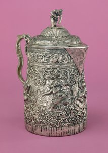 एक दृश्य के साथ चायदानी जो एक pwe (चांदी) को दर्शाती है द्वारा बर्मी स्कूल