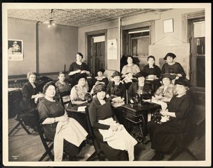 115 ईस्ट 101 वीं स्ट्रीट, ईस्ट हार्लेम, न्यूयॉर्क, 1920 (सिल्वर जिलेटिन प्रिंट) में महिलाओं का सिलाई चक्र