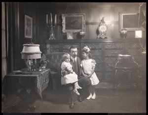 रोजलिन, लॉन्ग आईलैंड, c.1905 (सिल्वर जिलेटिन प्रिंट) के हार्बर हिल की लाइब्रेरी में अपने बच्चों के साथ क्लेरेंस मैके