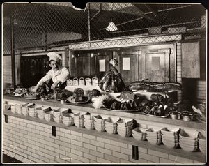 1919 के कमोडोर होटल की रसोई में ठंडे मांस का प्रदर्शन (सिल्वर जिलेटिन प्रिंट)