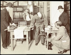 अमेरिकन इंस्टीट्यूट ऑफ सोशल सर्विस, न्यूयॉर्क, 1908 (सिल्वर जिलेटिन प्रिंट) के सुरक्षा उपकरणों के संग्रहालय में सिमेन स्वचालित सिग्नल प्रणाली का प्रदर्शन द्वारा बायरन कंपनी
