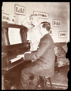 बेलेव होम, 1908 में किरेल बेलेव और पियानो पर दोस्त (सिल्वर जिलेटिन प्रिंट)