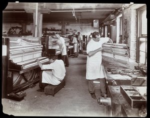 हार्डमैन, पेक und कंपनी पियानो फैक्ट्री, न्यूयॉर्क, 1907 (सिल्वर जिलेटिन प्रिंट) में काम करने वाले पुरुष