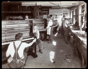 हार्डमैन, पेक und कंपनी पियानो फैक्ट्री, न्यूयॉर्क, 1907 (सिल्वर जिलेटिन प्रिंट) में काम करने वाले पुरुष
