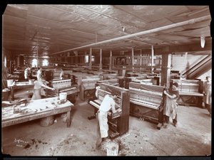 हैरिंगटन पियानो कंपनी कारखाने में काम करने वाले पुरुष, 1907 (सिल्वर जिलेटिन प्रिंट)