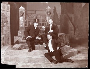 ऑस्कर हैमरस्टीन और मैनहट्टन ओपेरा हाउस में दो अन्य, c.1905 (सिल्वर जिलेटिन प्रिंट)