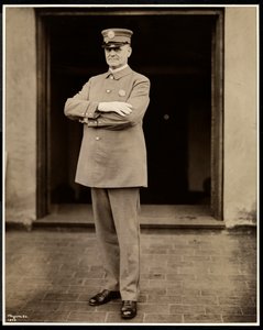 होटल कमोडोर, 1922 में सबसे बड़े पुलिसकर्मी का पोर्ट्रेट (सिल्वर जिलेटिन प्रिंट)