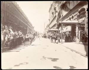 1896 में न्यूयॉर्क के वाल्डोर्फ एस्टोरिया होटल में ली हंग चांग के आने का इंतजार करते राज्यपाल के कर्मचारी (सिल्वर जिलेटिन प्रिंट)