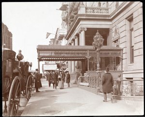 होटल मैनहट्टन का 42 वां स्ट्रीट और मैडिसन एवेन्यू, न्यूयॉर्क, 1900 या 1901 (सिल्वर जिलेटिन प्रिंट) का दृश्य द्वारा बायरन कंपनी