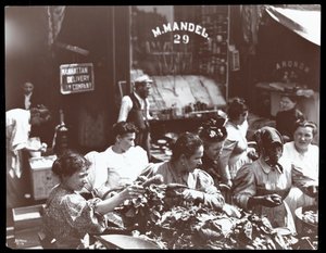हेस्टर स्ट्रीट, न्यू यॉर्क, 1898 (सिल्वर जिलेटिन प्रिंट) पर एक पेडलर से सब्जियों की खरीदारी करने वाली महिलाओं का दृश्य द्वारा Byron Company