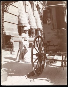 वाल्डोर्फ एस्टोरिया होटल, 34 वीं स्ट्रीट और 5 वीं एवेन्यू, न्यूयॉर्क, 1897 या 1898 (सिल्वर जिलेटिन प्रिंट) में एक महिला के पास द्वारा बायरन कंपनी