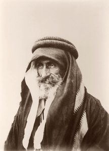 केराक में शेख खलील सनाह (एक दीवार पृष्ठभूमि के खिलाफ) का चित्र, c.1895-99