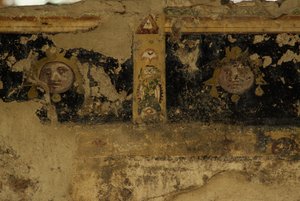 फ्रेस्को टुकड़े, सेलस ऑगस्टा मंदिर-क्रिप्टोपोर्टिकस, प्राचीन रोमन शहर उर्ब्स साल्विया, उर्बिसाग्लिया, मार्चे, इटली (फोटो) द्वारा जेबी और ब्राउन जे। और रोबोथम
