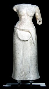 बकोंग, रोल्स, कंबोडिया के मंदिर से महिला दिव्यता, 4 वीं - 9 वीं शताब्दी (बलुआ पत्थर)