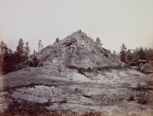 इंडियन स्वेट हाउस, मेंडोकिनो काउंटी, कैलिफोर्निया, 1863। द्वारा कार्लटन एम्मन्स वॉटकिंस