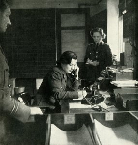 एक स्टेशन इंटेलिजेंस रूम, c1943। द्वारा सेसिल बीटन