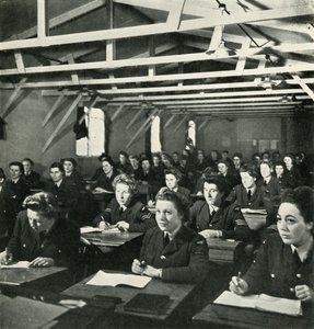 एक परीक्षा का पालन करेंगे, c1943। द्वारा सेसिल बीटन