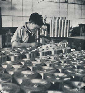 पिस्टन की कठोरता का परीक्षण माइक्रोस्कोप के साथ अपरेंटिस, 1941 द्वारा सेसिल बीटन
