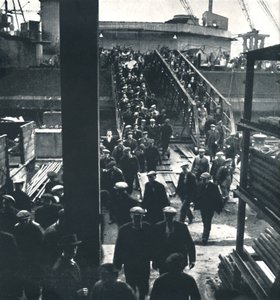 फ्लेट्स के पीछे सेना, 1941 द्वारा सेसिल बीटन