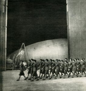 ए बैलून सेंटर में, c1943। द्वारा सेसिल बीटन