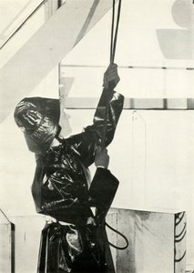 बैलून ऑपरेटर, c1943। द्वारा सेसिल बीटन